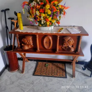 Mueble de madera tallado a mano
