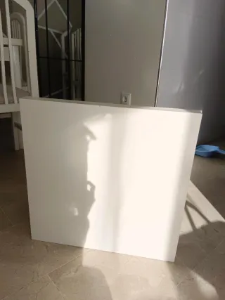 Mesa auxiliar cuadrada blanca de aglomerado lacado