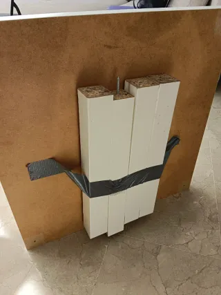 Mesa auxiliar cuadrada blanca de aglomerado lacado