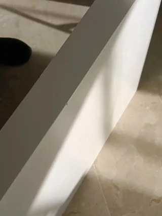 Mesa auxiliar cuadrada blanca de aglomerado lacado