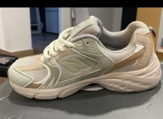 New Balance Mujer Beige/Gris