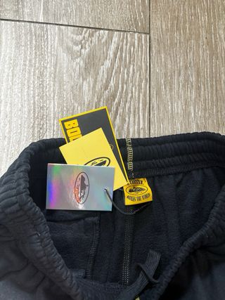 Pantalón Corteiz Negro y Dorado