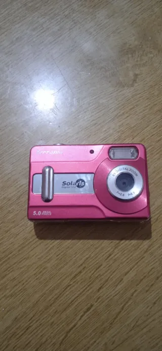 Macchina fotografica digitale rosa