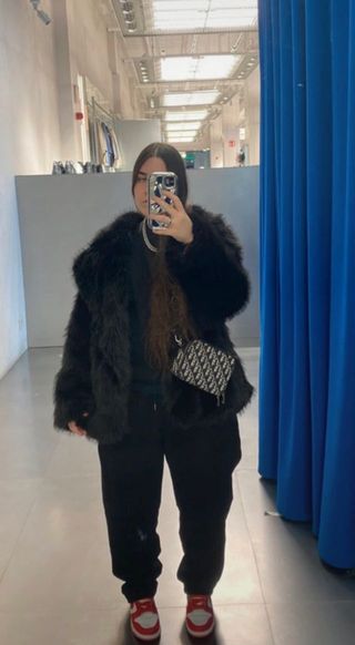 Abrigo de pelo negro