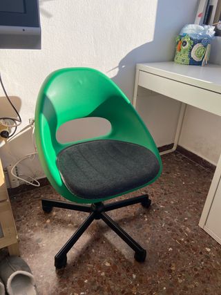 Silla de escritorio verde con ruedas