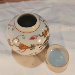 Jarrón de cerámica con tapa