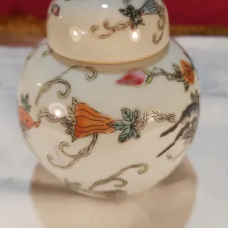 Jarrón de cerámica con tapa