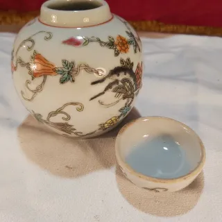 Jarrón de cerámica con tapa