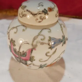 Jarrón de cerámica con tapa