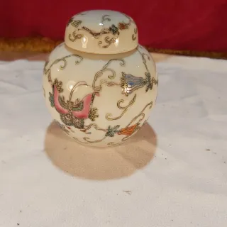 Jarrón de cerámica con tapa