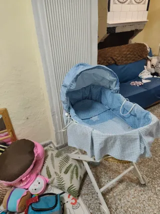 Moisés de mimbre con pies de madera