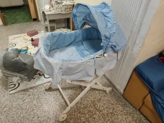 Moisés de mimbre con pies de madera