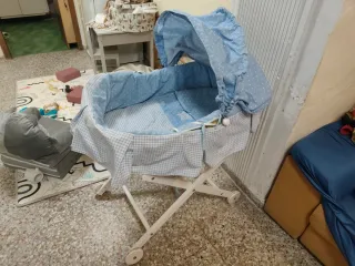 Moisés de mimbre con pies de madera