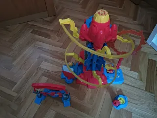 Superthings, base kabooom, torre control, coches..