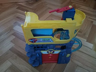 Superthings, base kabooom, torre control, coches..