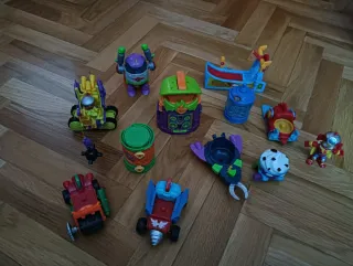 Superthings, base kabooom, torre control, coches..