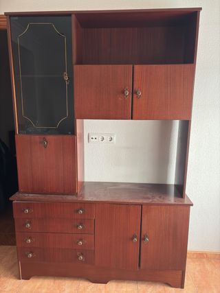 Mueble de madera con vitrina y cajones