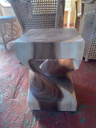 Taburete de teca natural con diseño único