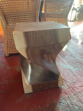 Taburete de teca natural con diseño único