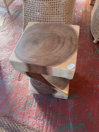 Taburete de teca natural con diseño único