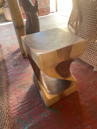 Taburete de teca natural con diseño único