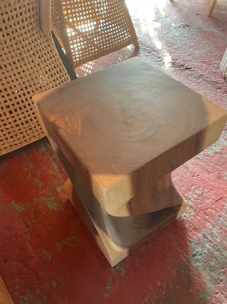 Taburete de teca natural con diseño único