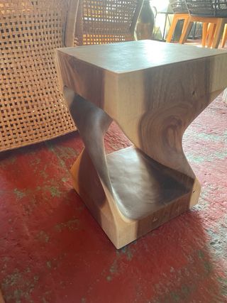 Taburete de teca natural con diseño único