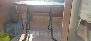 Tavolo pieghevole in plastica e metallo per terrazzo