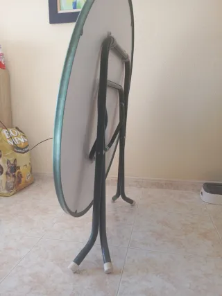 Tavolo pieghevole in plastica e metallo per terrazzo