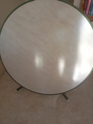 Tavolo pieghevole in plastica e metallo per terrazzo