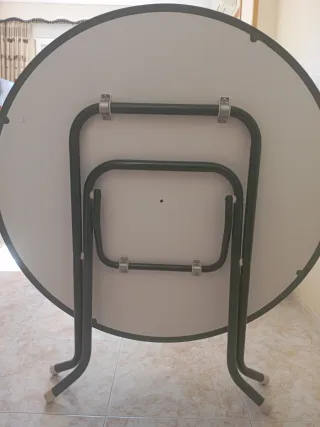 Tavolo pieghevole in plastica e metallo per terrazzo