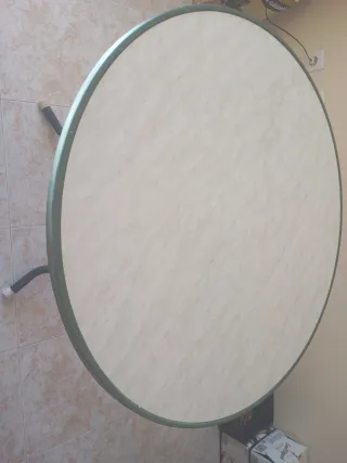 Tavolo pieghevole in plastica e metallo per terrazzo