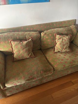 Sofá 3 plazas verde con estampado floral