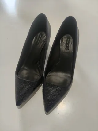 Zapatos de tacón azul y gris