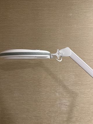 Lámpara LED con lupa de 5 dioptrías y base rodable