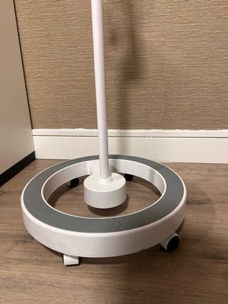 Lámpara LED con lupa de 5 dioptrías y base rodable