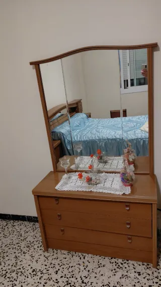 Cómoda de madera con espejo