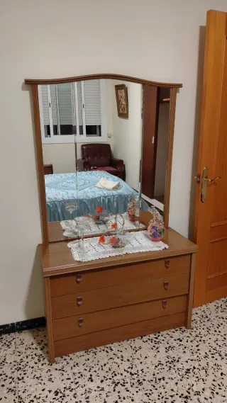 Cómoda de madera con espejo