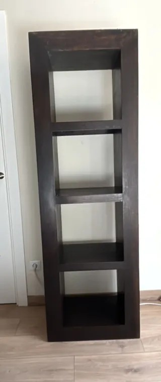 Estantería de madera oscura