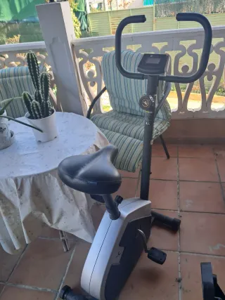 Bicicleta estática gris y negra