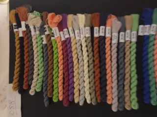 31 Filati per ricamo misti