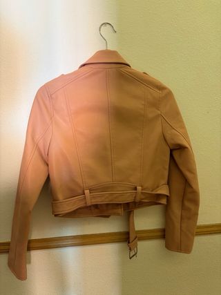 Chupa de cuero color rosa para mujer