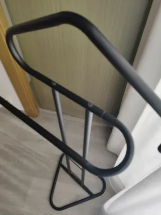 Galán de ropa negro metal