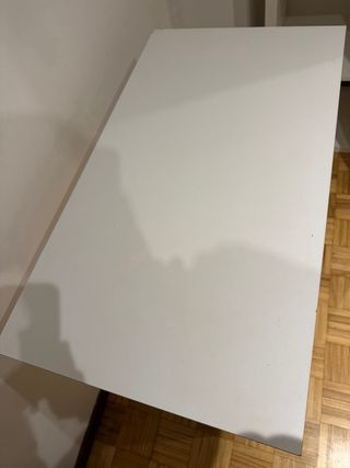 Escritorio blanco con cajón