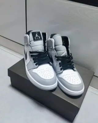 Jordan 1 Mid Gris Blanco Talla 39