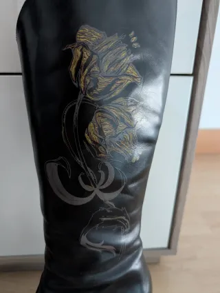 Botas altas negras de piel con estampado floral