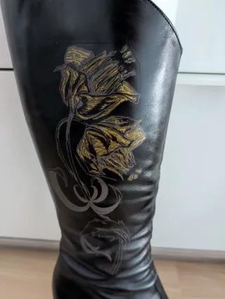 Botas altas negras de piel con estampado floral