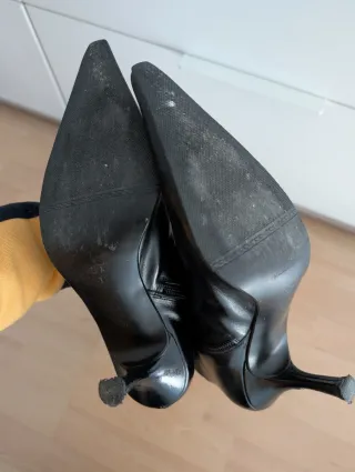 Botas altas negras de piel con estampado floral