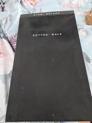 Botas altas negras de piel con estampado floral