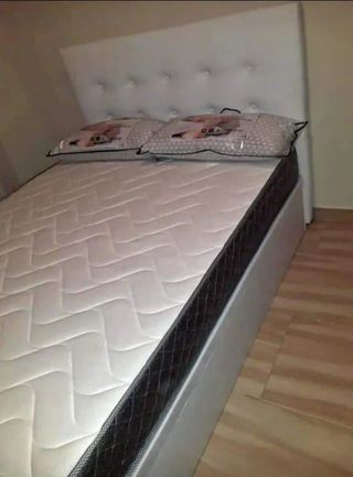 Canapé cama blanco con cabecero